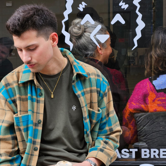 Tshirt vert recyclé lucid homme qui boit un café