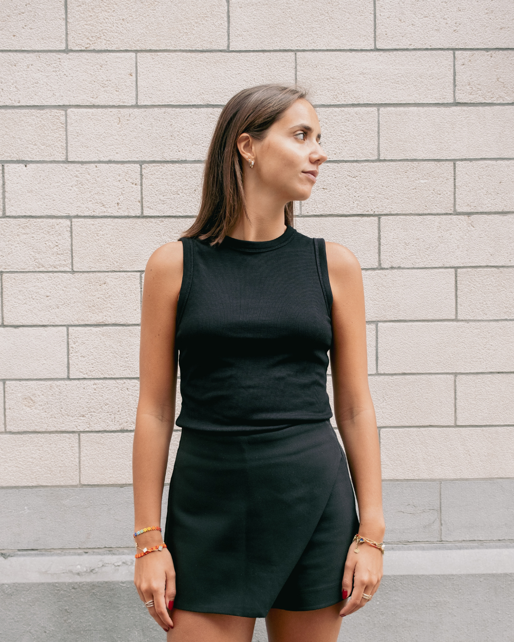 femme top noir regard coté