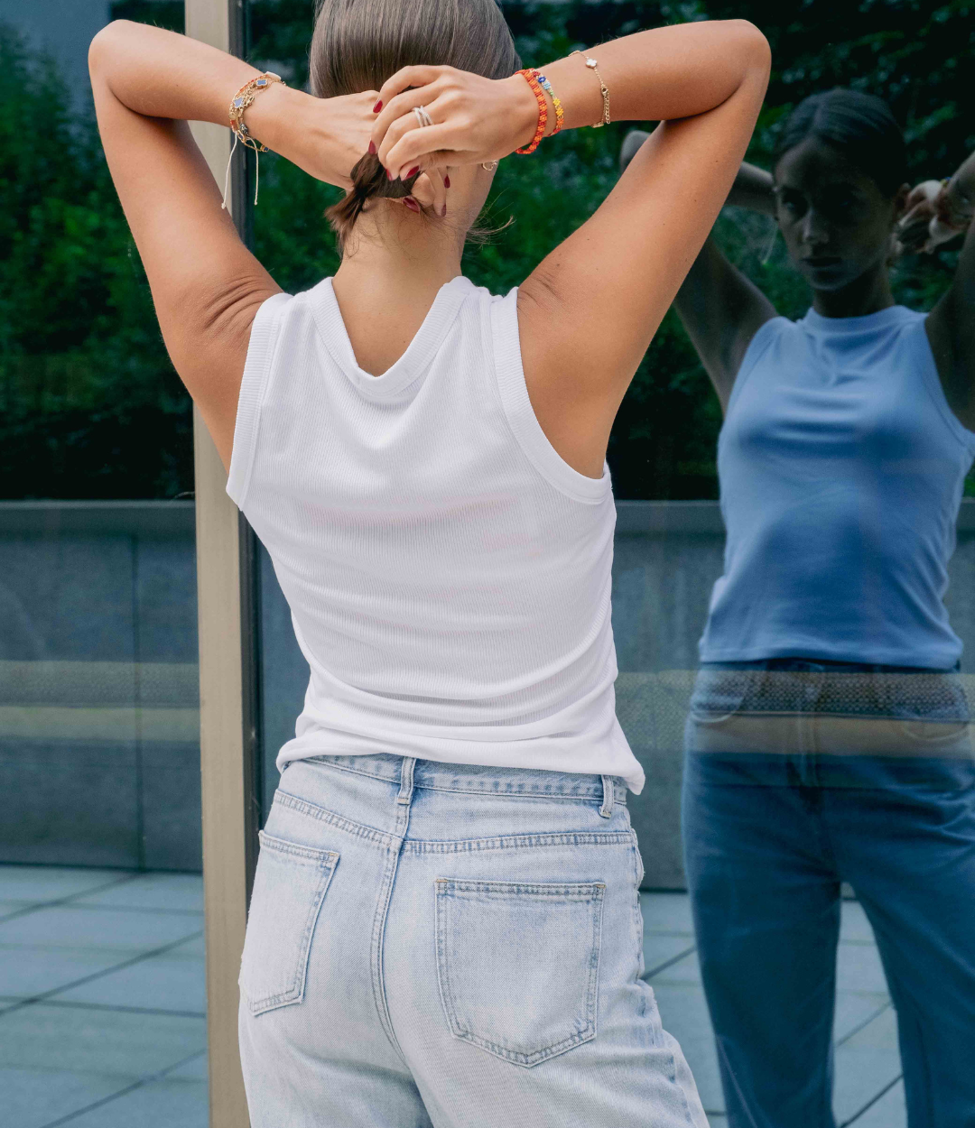 femme qui regarde sont reflet dans un top durable