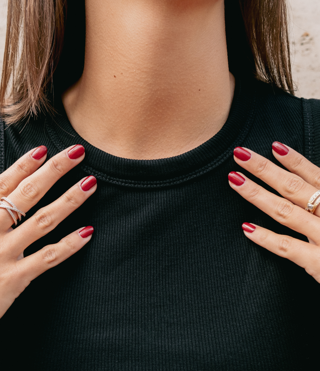 manucure rouge et top noir femme