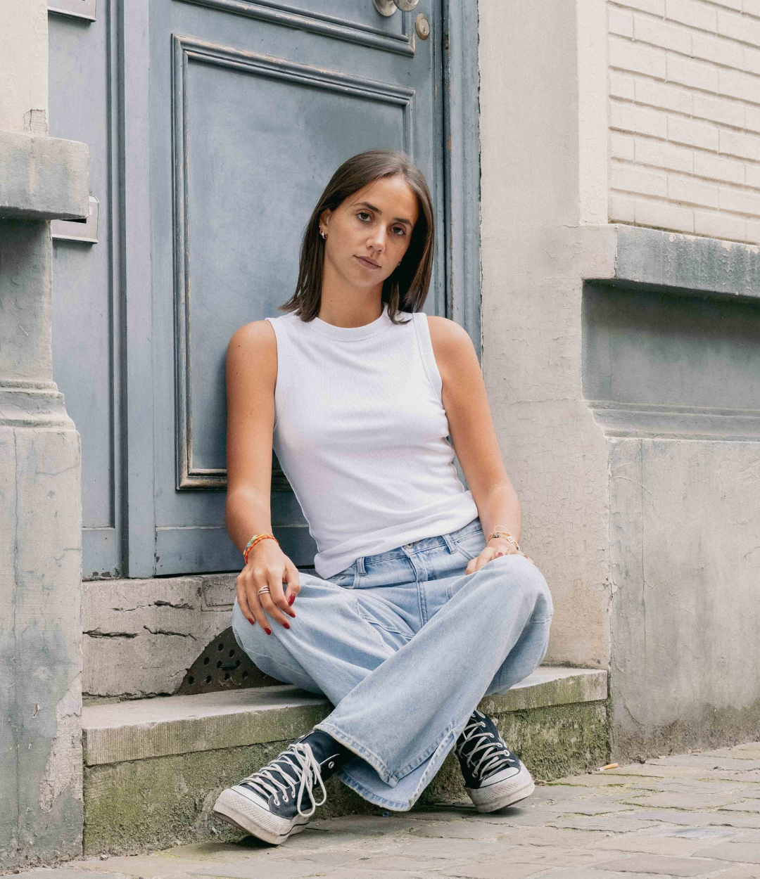 Belle femme assise avec un top blanc