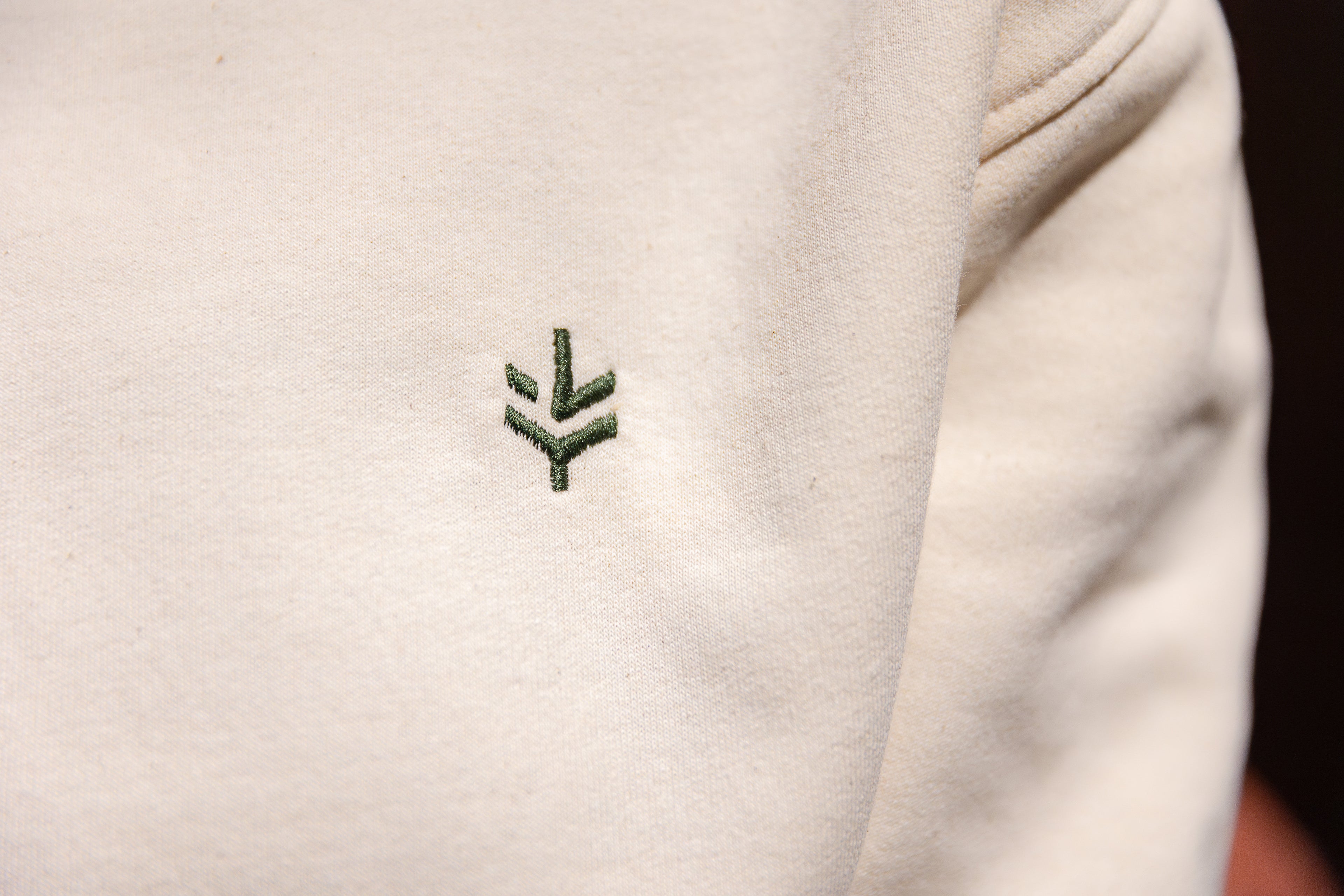 Broderie lucid verte sur pull blanc